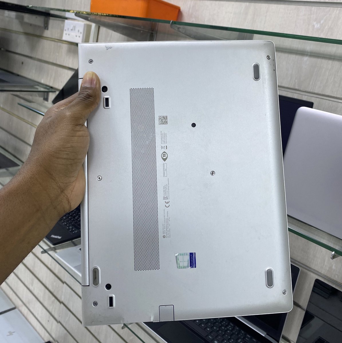 *HP ELITEBOOK 830 G6 INTEL CORE i5 8TH GEN*

8GB RAM
256GB SSD
14”1920x1080 DISPLAY RESOLUTION 
BACKLIT KEYBOARD
FINGERPRINT SENSOR
2x USB PORT 
HDMI PORT 
TYPE C PORT 
METTALIC CASING 
BATTERY 5HRS
PRICE: 650 000 NEGOTIABLE 

0994052813