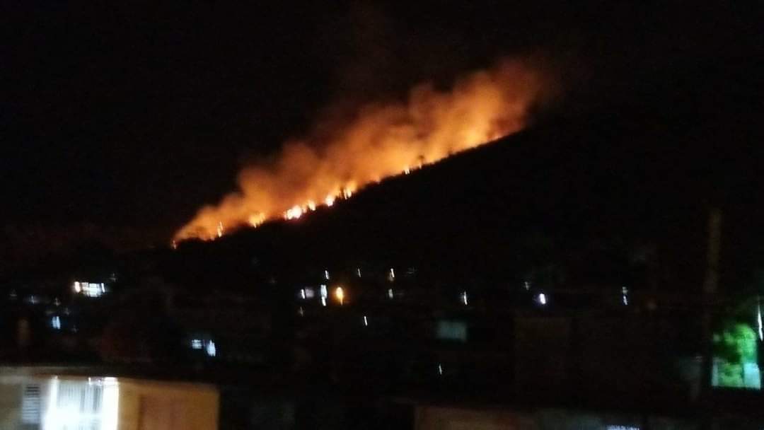 cubadebatecu's tweet photo. 🔥Controlan incendio en Loma de la Cruz, Holguín

🚒👩🏻‍🚒Las fuerzas especializadas lograron controlar el incendio, que amenazaba varias viviendas del Reparto El Llano. https://t.co/VN4jwBGaP1