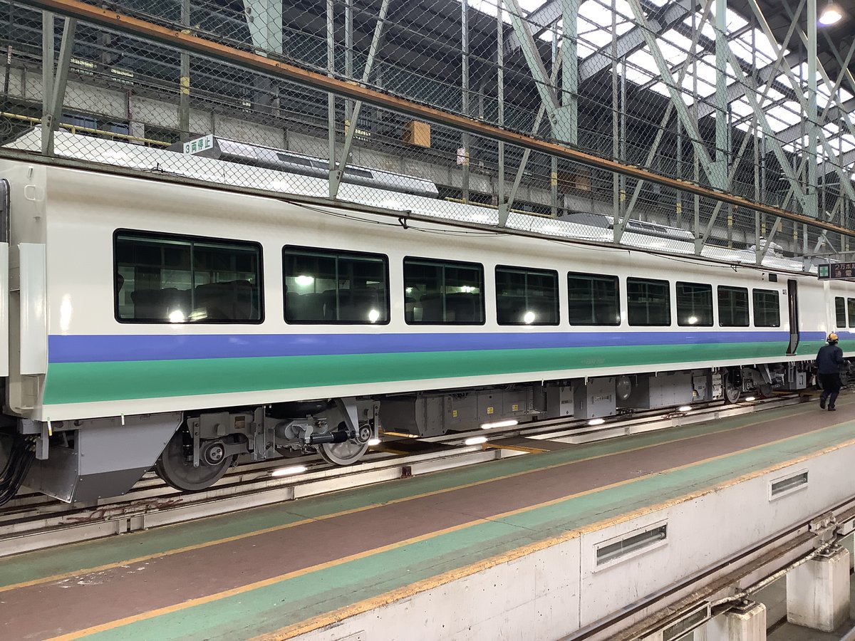 ＼＼E653系 上沼垂色 塗装完了です／／
秋田総合車両センターに入場中のE653系（4両編成）です。上沼垂色（かみぬったりしょく）こんな感じに仕上がってます。
デビューに向け検査も最終段階。営業運転での勇姿が待ちきれませーん。
まずは4/20(土)の撮影会でお待ちしております！
#JR東日本新潟支社