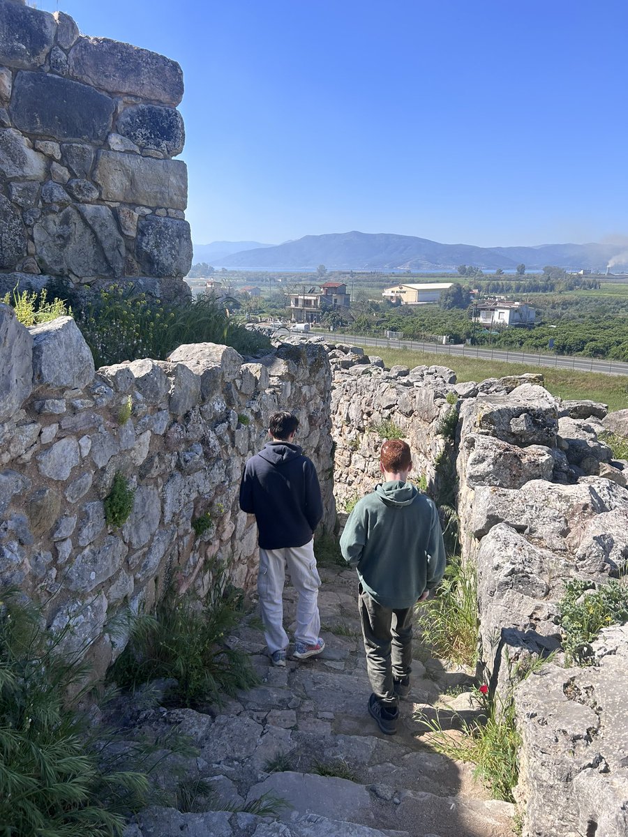 ClassicsMTS's tweet image. exploring the ruins, originally thought to be built by giants, at Tiryns 🪨