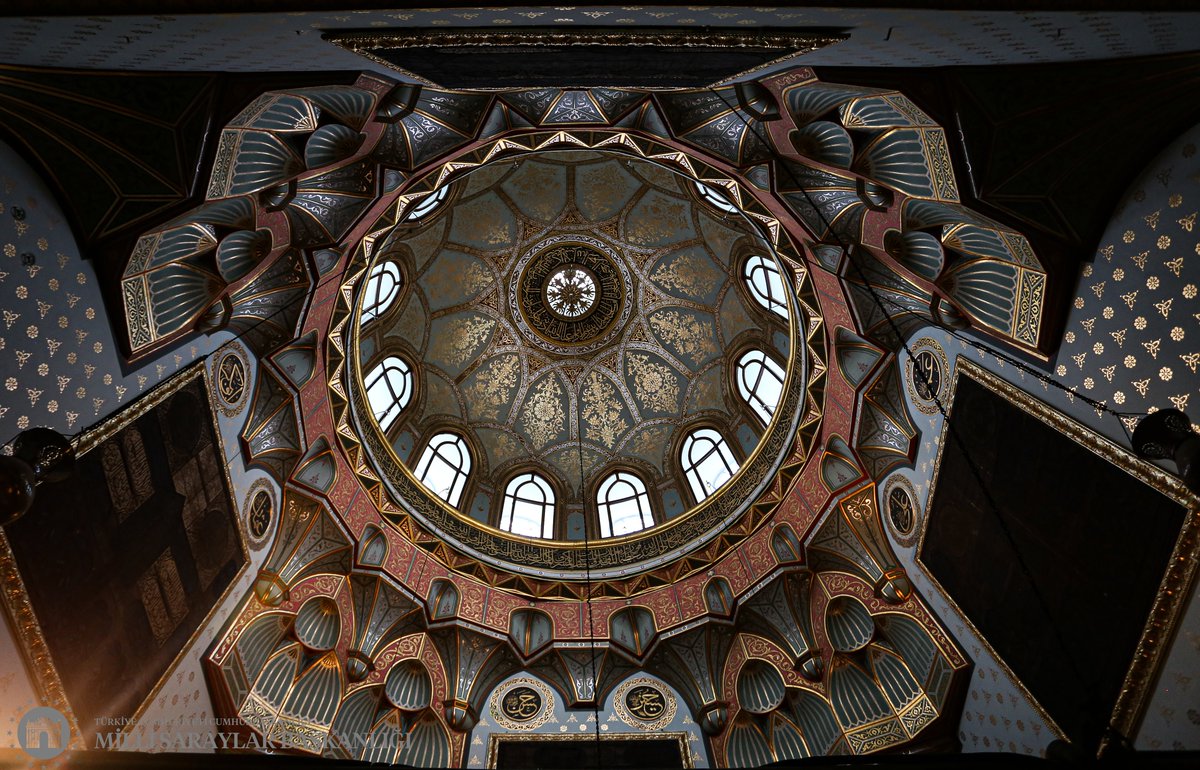 Osmanlı kubbe mimarisinin en özel örneği… Mukaddes Emanetler Dairesi’nde yer alan Has Oda’nın kubbesi; simetrisi, kalem işleri ve kutsal topraklara duyulan hürmetin göstergesi olarak duvarlara asılan Kâbe örtüleriyle büyüleyici. The most beautiful example of Ottoman dome…