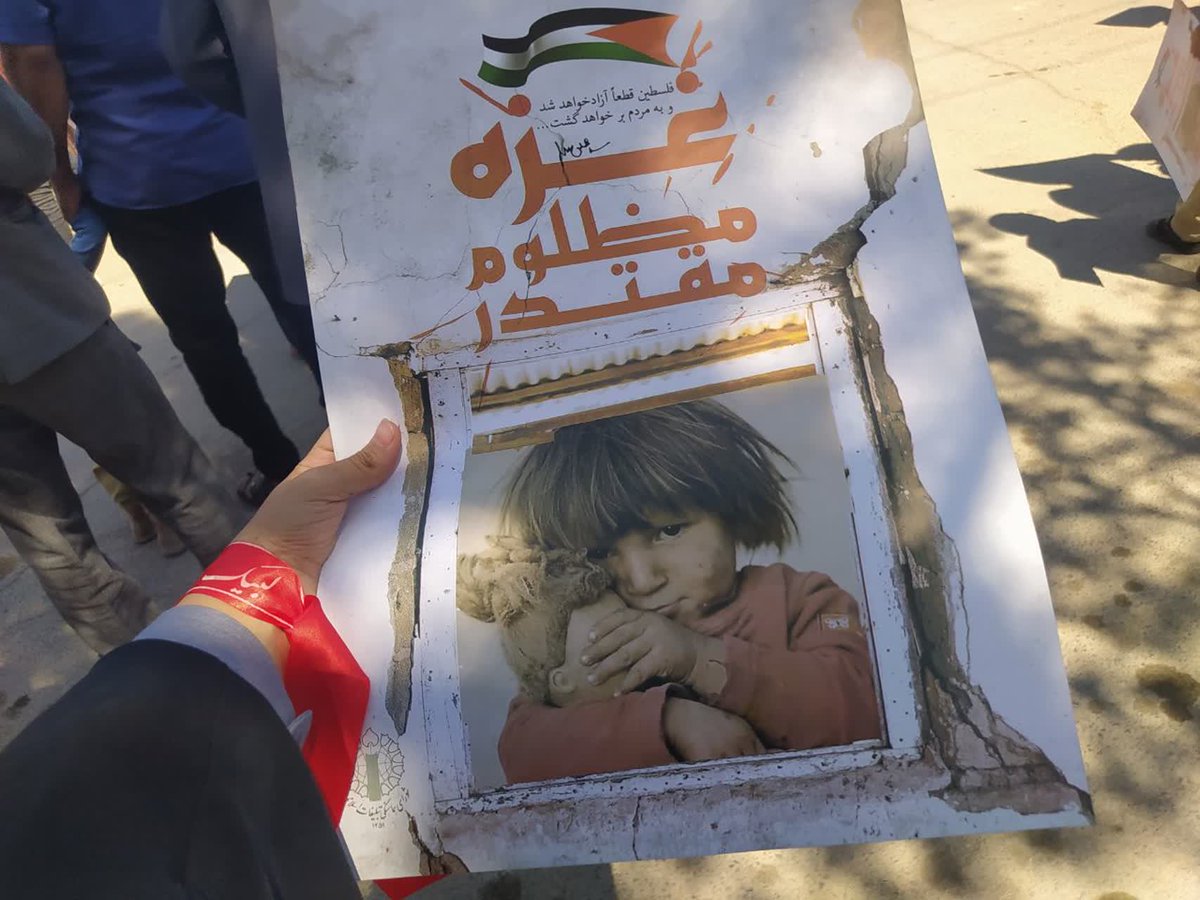 doktepaiizi's tweet image. مادرانه جلوی چشم های عروسکش را گرفته بود و خود ، به جسمِ مادر ، زیر آوارها نگاه می‌کرد...
#فتح_قریب
#طوفان_الاحرار