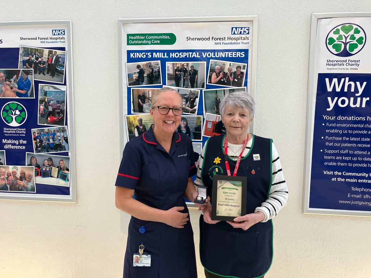 Deputy Divisional Manager @MandyToplis was delighted to present Daffodil Cafe volunteer Kath with her 15 year service award and thank her for her invaluable contribution🎖️ @SFHFT @SFH_CSTO @jothornley22 @JoyWils72609355 @EmmaMusgro57244