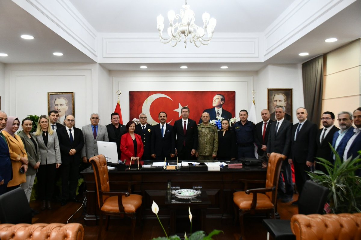 Kaymakamımız Erdoğan Turan Ermiş ve daire müdürlerimiz;  31 Mart 2024 yerel seçimlerinde Çatalca Belediye Başkanı seçilen Erhan Güzel'i makamında ziyaret ettiler ve hayırlı olsun dileklerinde bulundular.