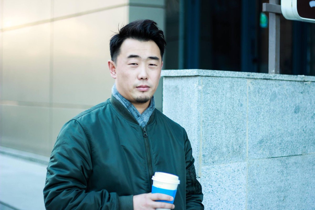 "Өвөр Монголоос магистрт суралцахаар ирсэн юм. "Жинхэнэ нутагтаа ирлээ" гэх догдлол, сэтгэл хөдлөл надад байсан. Гэхдээ анх учир мэдэхгүй эхний сар хэцүү байлаа. Хоолны газар, дэлгүүр гээд мөнгөө төлөх бүртээ түрийвчээ шууд дэлгээд “та тааруулаад ав” гэчихдэг, төгрөгийн учраа ч