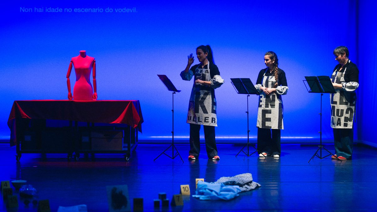 carnecrudaradio's tweet photo. Ayer vi "Helen Keller, ¿la mujer maravilla?", otra propuesta fascinante de @chevereteatro sobre la primera mujer sordo ciega que acabó una carrera, cuya historia ha sido manipulada y cuestionada para ocultar que era socialista. Están de gira. Id a verla. https://t.co/y7v98tL9Tu https://t.co/oK3zsKevv2