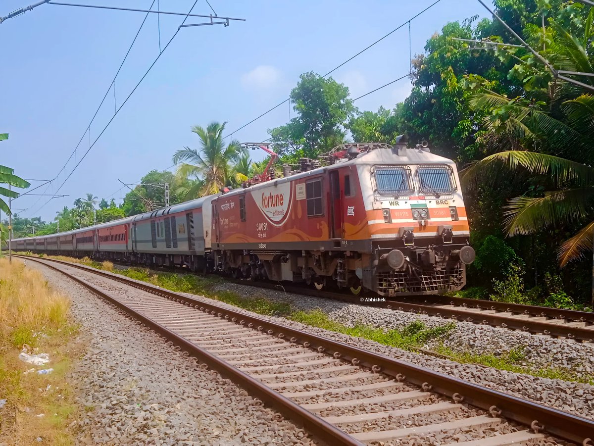 A mind-blowing shot of BRC WAP5 #30081 Fortune Oil Ads With 20924 Gandhidham Tirunelveli Humsafar Express gracefully moving towards Nileshwar, in a scenic background.

Pic Captured By: Abhishek kk

#scenicview #railphotography #trainspotting #drmpalakkad
@GMSRailway @RailMinIndia