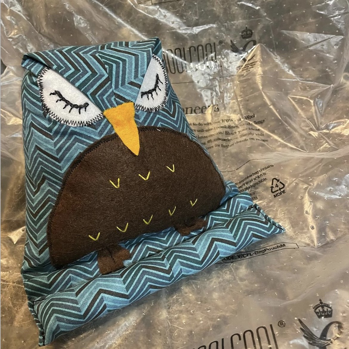 We love seeing your #letsboxclever creations! 📦 This time, we're sharing an awesome tablet stand case that reuses Woolcool® as stuffing! Thanks for sharing @craftilynicky on instagram, we think this stand is awesome! 🦉 #Woolcool