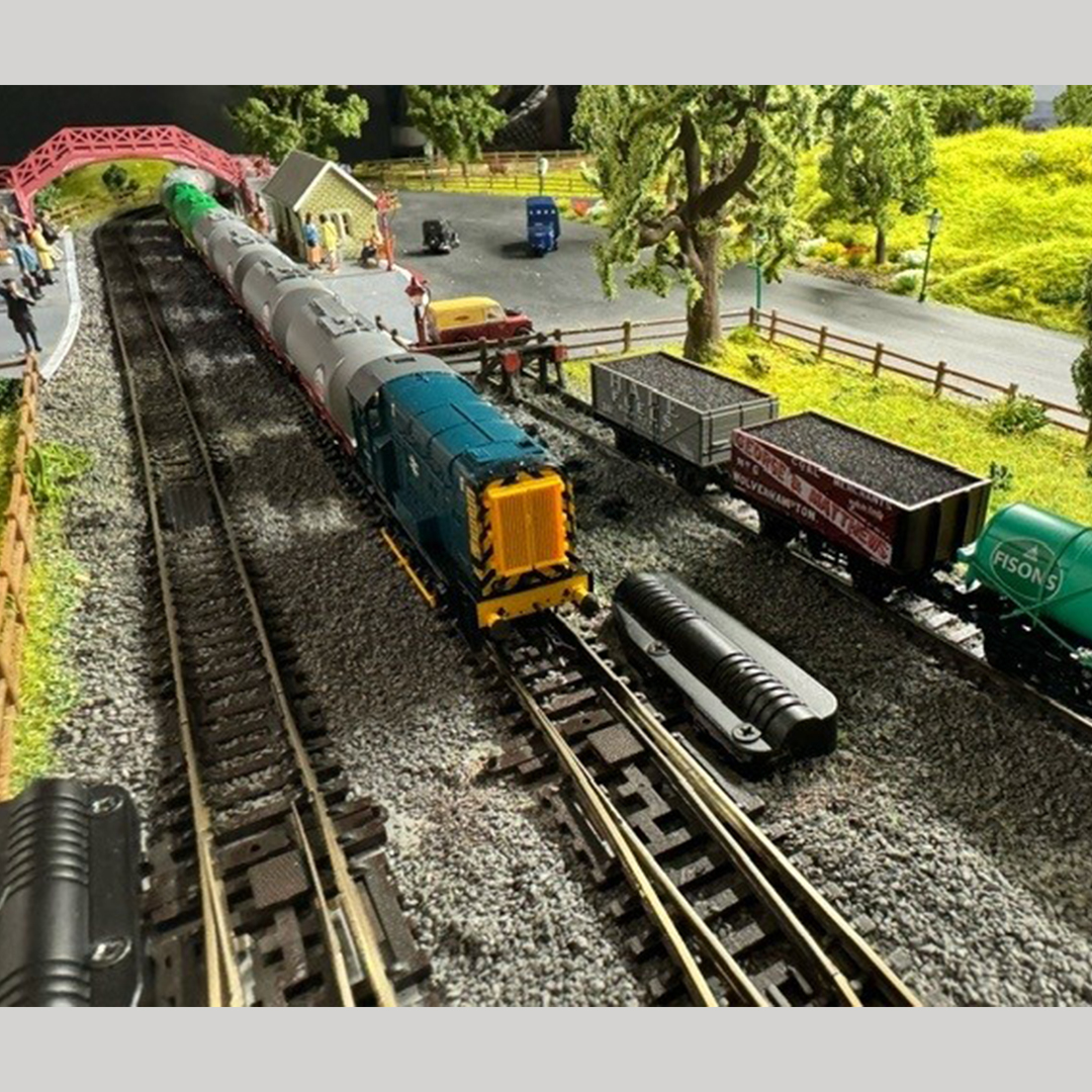 It's a #Hornby TT:120 special #FeatureFriday today by Michael. 🚂 It's brilliant to see how much Michael has put into a small space. Packed with amazing models and details such as a fishing pond, a station, farmland and more! What's your favourite TT:120 model? #Hornbyfeatures