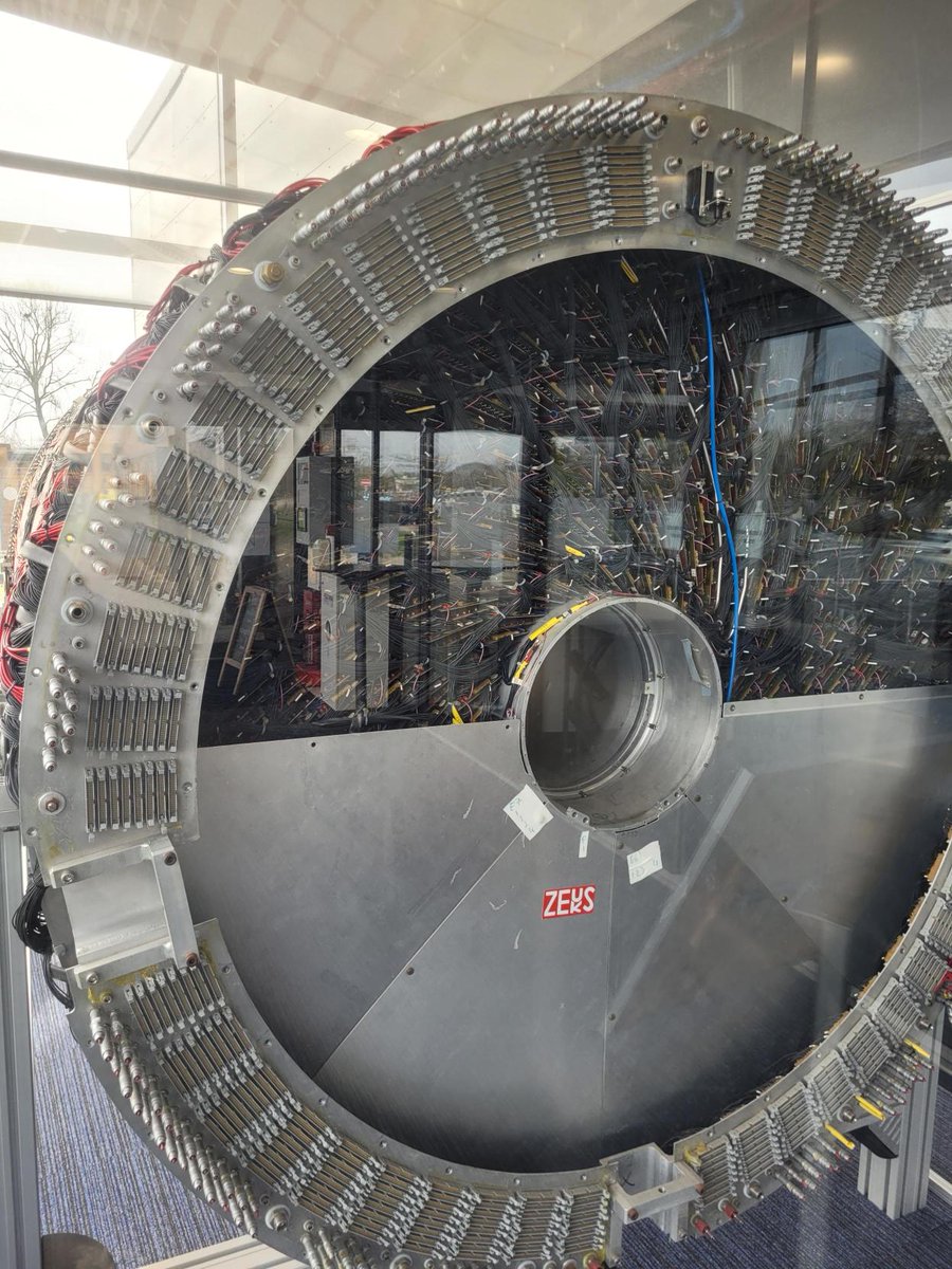 LMaStudents visited the Rutherford-Appleton laboratory, part of @UniofOxford. They saw machines that probe subatomic particles & the vast computer storage for processing all the data. Thank you @ResearchInSch for organising 🧡💙⚛️