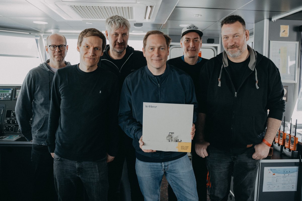 Endlich wieder so ein Tag: Das neue @kettcar Album 'Gute Laune ungerecht verteilt' gibt es ab sofort überall. Danke, dass wir sowas machen dürfen. Wir fahren jetzt alle zusammen nach Helgoland. orcd.co/kettcar Foto: @sebastian_igel