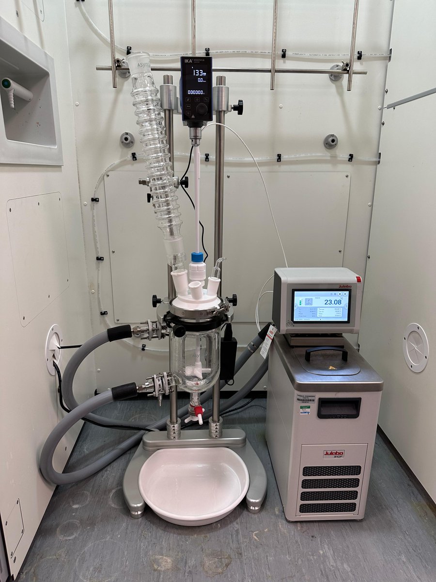 It's fantastic to see @QileiSong and the @ImperialChemEng team using their ReactoMate DATUM reactor & @JULABO_GmbH chiller for some cool chemistry - joined by our @Arran_Solo today for a catch up! #labreactor #imperial #realtimechem