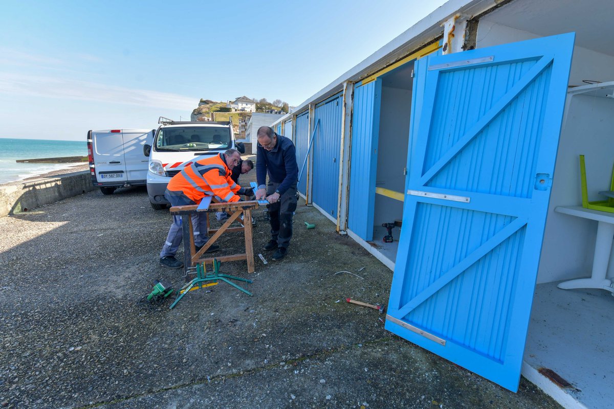 Les services techniques préparent “La Belle saison”. Sur le front de mer🌊de #Dieppe, 60 nouvelles cabines 🛖 (fabriquées par la société Deschamps) ont rejoint les 60 déjà installées en 2023. À Puys, les portes🚪des cabines ont été rénovées🛠️ en reprenant les mêmes nuances de🟦.