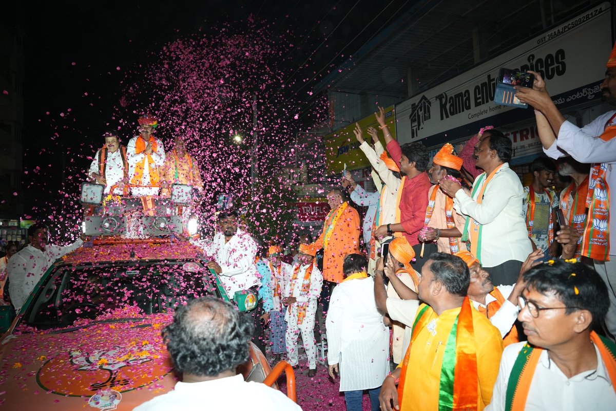 Eatala_Rajender's tweet photo. Glimpses from today's Malkajgiri Road Show.
#ModiJiKaParivaar #BJP4Telangana #BJP4India #ModiHaiToMumkinHai #ModiAgainIn2024 #LokSabhaElections2024 #BJP4India #EatalaRajender #Eatala4Malkajgiri #MPEatala #Eatala4BJP #malkajgiriconstituency
#ModiGuranteeEatalaSurety https://t.co/IVjg1ciKDS