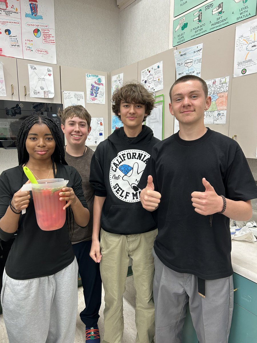 bms_electives's tweet photo. Did you know we are 70% water? Water makes up 83% of blood, 75% of brains and 90% of lungs. Water is vital. We created fruit infused water for a healthy alternative to soda. Watermelon Mint? 🍉 🌱 Strawberry Cucumber? 🥒 🍓 Strawberry Mint? 🍓 🌱 YES Please! https://t.co/wyCtDYmBFz
