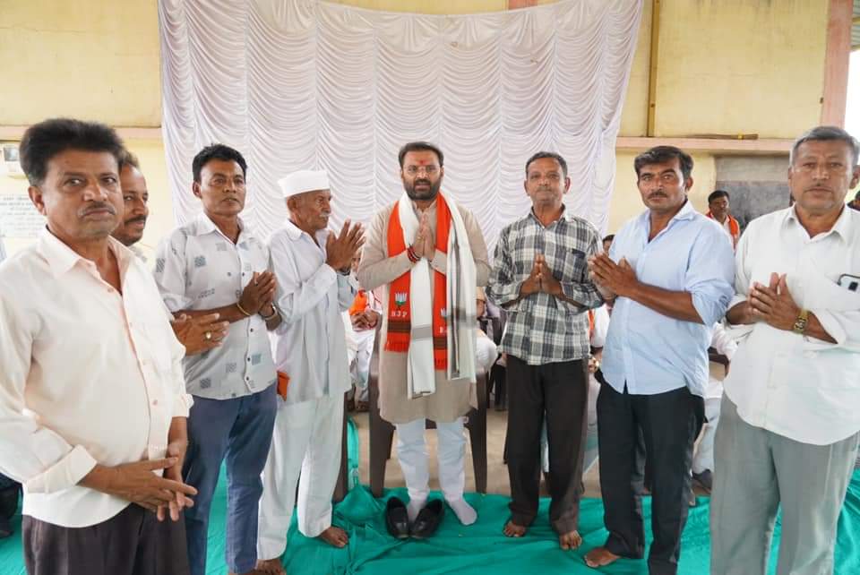 મોટા અંગિયા ગામે આગામી લોકસભાની ચુંટણીમાં કચ્છ લોકસભા ભાજપના ઉમેદવાર શ્રી વિનોદભાઈ ચાવડાના ચૂંટણી પ્રવાસે  ભવ્ય વિજય અપાવવા તેમજ ગામના વિવિધ સમાજોએ સન્માન કરી શુભકામનાઓ  પાઠવી.
2#ActPMJadeja #PMJADEJA #vinodchavda 
 <a href="/bjp4gujarat/">BJP Gujarat</a> <a href="/vinodchavdabjp/">Vinod Chavda 🇮🇳</a>