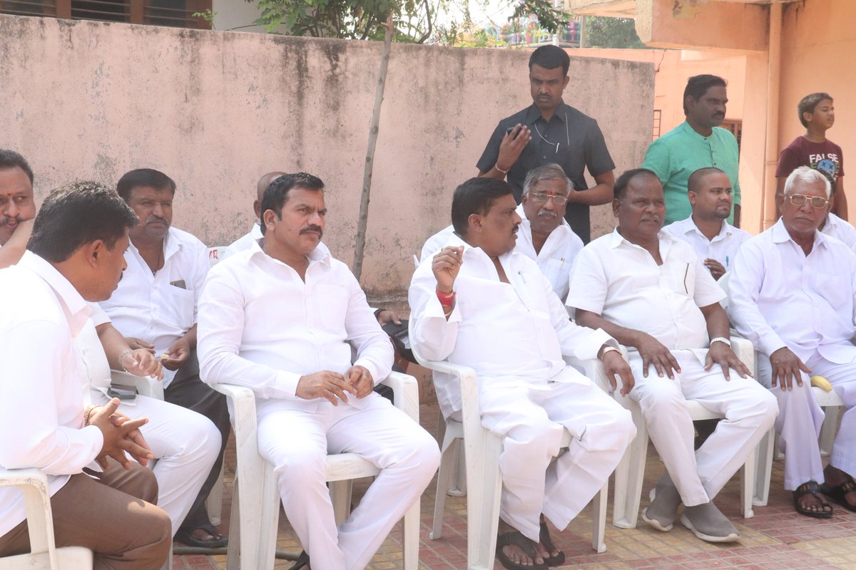 MKYTRS's tweet photo. బాబూ జగ్జీవన్ రామ్ గారిజయంతిసందర్భంగా గౌరవ శాసనసభ్యులు శ్రీ గూడెం మహిపాల్ రెడ్డి గారు, కార్పొరేటర్ మెట్టు కుమార్ యాదవ్ గారి ఆధ్వర్యంలో ఈరోజు పటాన్చెరువు డివిజన్ పరిధిలోని చైతన్య నగర్ కాలనీలో గలబాబూజగ్జీవన్రామ్కళ్యాణమండపంలోఆయనచిత్రపటానికిపూలమాలలుసమర్పించి,వందనసమర్పణచేయడం జరిగింది. https://t.co/gad0hugGU6