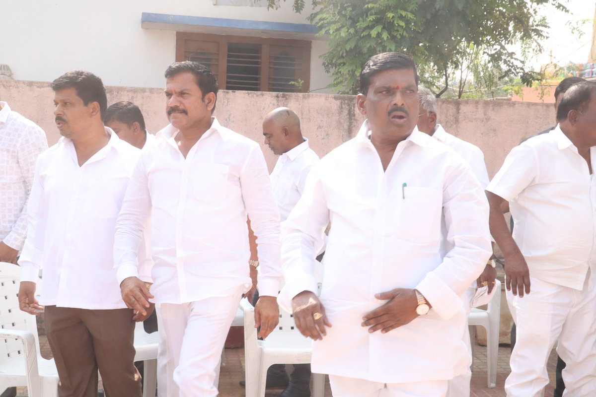 MKYTRS's tweet photo. బాబూ జగ్జీవన్ రామ్ గారిజయంతిసందర్భంగా గౌరవ శాసనసభ్యులు శ్రీ గూడెం మహిపాల్ రెడ్డి గారు, కార్పొరేటర్ మెట్టు కుమార్ యాదవ్ గారి ఆధ్వర్యంలో ఈరోజు పటాన్చెరువు డివిజన్ పరిధిలోని చైతన్య నగర్ కాలనీలో గలబాబూజగ్జీవన్రామ్కళ్యాణమండపంలోఆయనచిత్రపటానికిపూలమాలలుసమర్పించి,వందనసమర్పణచేయడం జరిగింది. https://t.co/gad0hugGU6