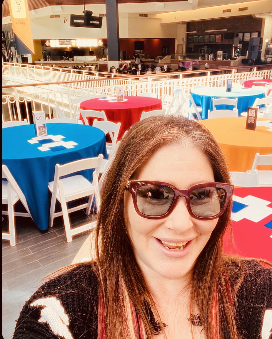 Rockin the mall today @WestRidgeMall Topeka Kansas This mall is committed to bringing community together for a fantastic fun day at the mall. Revamping the mall & keeping them open! ❤️ Lets get an #orangejulius & get to shopping❤️ And a little show! Back in the mall #mallqueen
