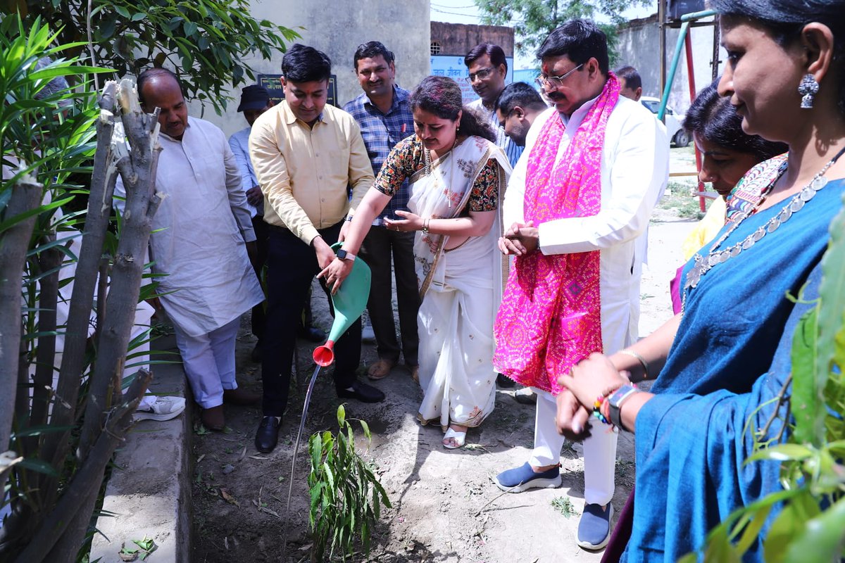 प्राथमिक विद्यालय खुर्रमपुर प्रथम मुरादनगर गाजियाबाद में प्रवेश उत्सव एवं सम्मान समारोह का आयोजन जिला बेसिक शिक्षा अधिकारी ओमप्रकाश यादव जी द्वारा नवीन प्रवेश,छात्र सम्मान,अभिभावक सम्मान,वृक्षारोपण
#school 
#Admission 
#EducationForAll 
#EducationIsKey 
#EducationMatters 
#nipun