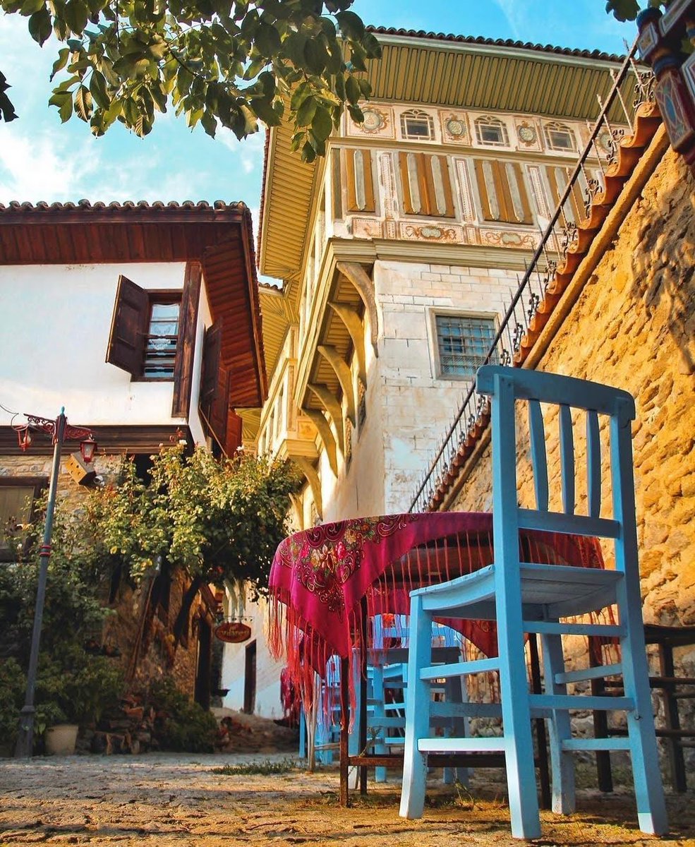 カラフルで、魅力的溢れる通りの街歩きはいかがですか？✨ 自然の中にひっそりと佇む石造りの家々、そして歴史が残る隠れた名所、、、イズミルにお越しの際は、ぜひビルギ村へお立ち寄りください🍃🌷 📸 IG: ferhatidog #GoTürkiye #トルコ #海外旅行 #観光 #リゾート #バケーション