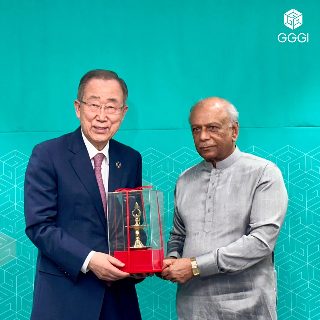 🌱Inspirational meeting captured between the Prime Minister of #SriLanka, Dinesh Gunawardena, and GGGI President and Chair, H.E. Ban Ki-moon! 💚 🤝Strengthening green #partnerships for a sustainable future! 🔗 Read more: bit.ly/3U482tT