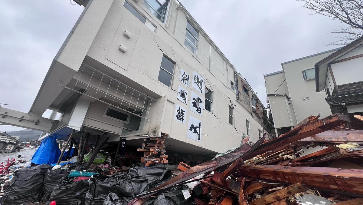 めっちゃ早いな、輪島市の五島屋なんて4ヶ月経った今でも傾いたまま残されてるのに。 それだけ花蓮では能登半島よりも復旧や復興に人を入れてるのが可視化されてるな