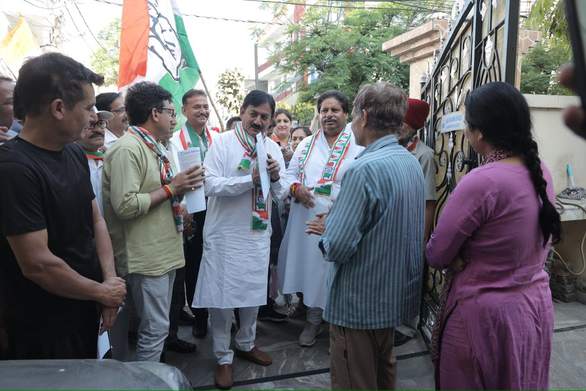 Held door to door campaign in Jammu Parliamentary constituency along with @INCIndia candidate @RamanBhalla_ ji and @INCJammuKashmir workers. Explained INC's #PaanchNYAY guarantees to the residents and appealed them to vote for the Congress party.
#LokSabhaElections2024