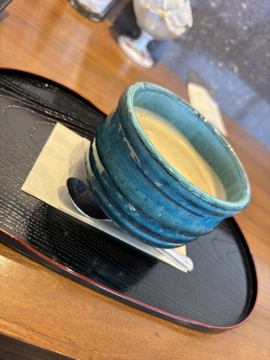 初めてこんな器でカフェオレ飲んだ。
カフェオレ側も絶対ビビってる。
