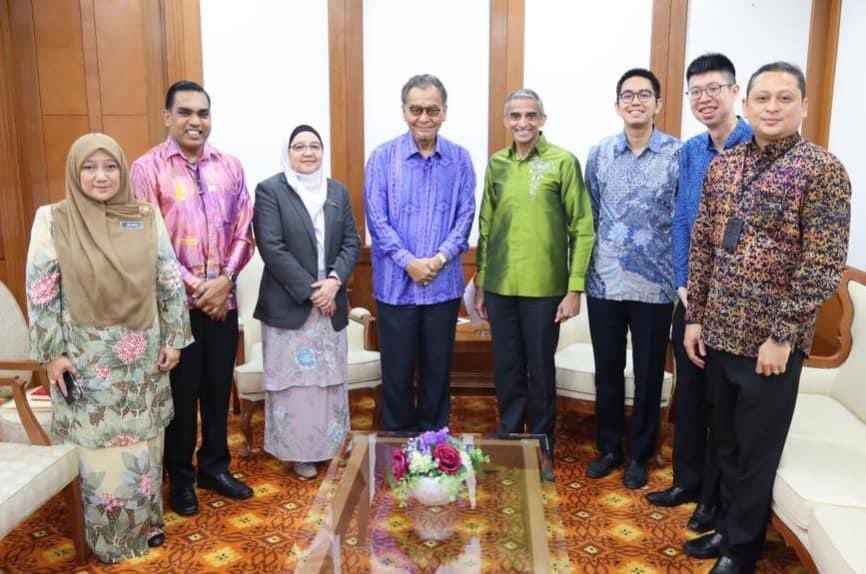 YB Datuk Seri Dr. Haji Dzulkefly Ahmad, Menteri Kesihatan Malaysia telah menerima kunjungan hormat daripada TYT Vanu Gopala Menon, Pesuruhjaya Tinggi Republik Singapura ke Malaysia baru-baru ini. Sesi kunjungan hormat ini adalah untuk membincang dan mengeratkan lagi hubungan dua…
