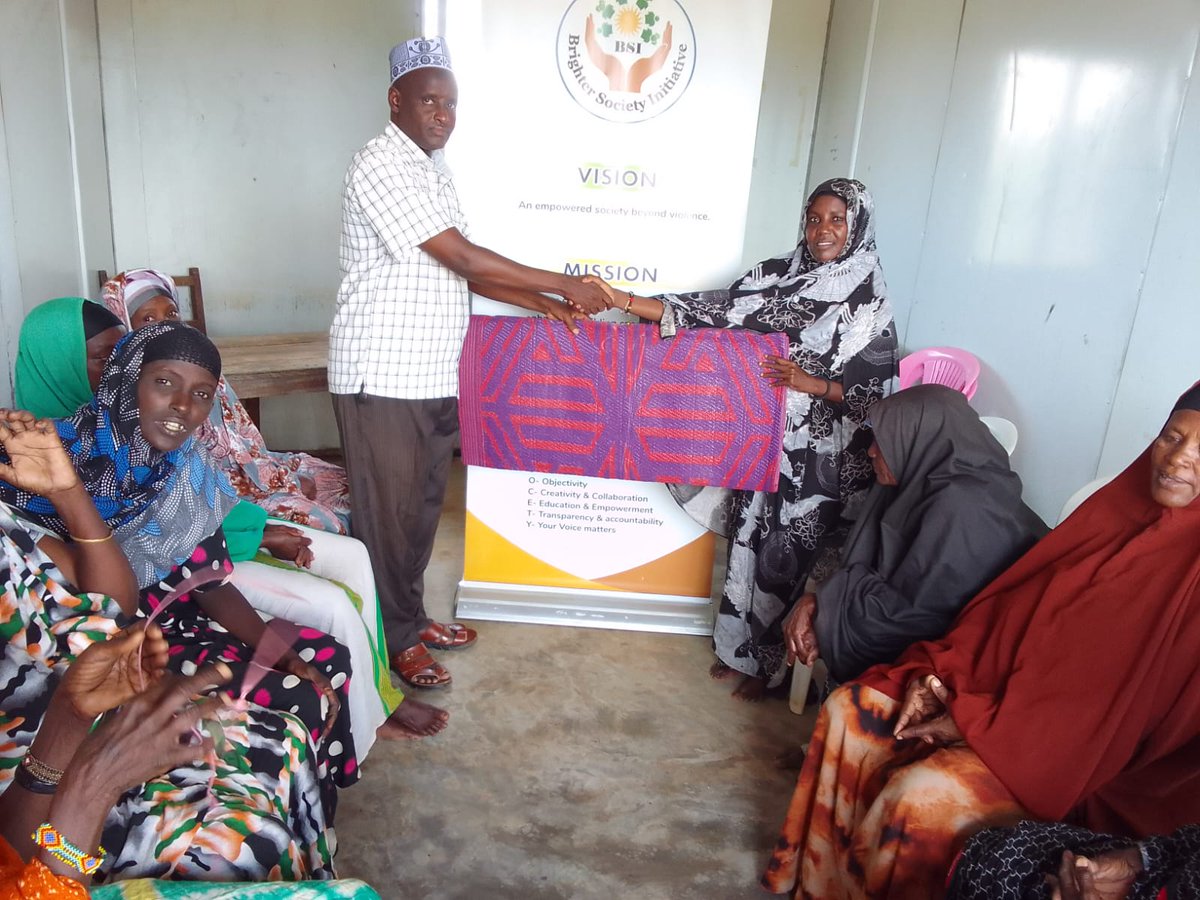 Providing comfort and stability to the most vulnerable survivors in Kalkacha village, Tana River sub-county, thanks to @UNICEFKenya. Distribution of mats offers both practical and symbolic aid, empowering women as they rebuild their lives post-trauma. #SupportingSurvivors