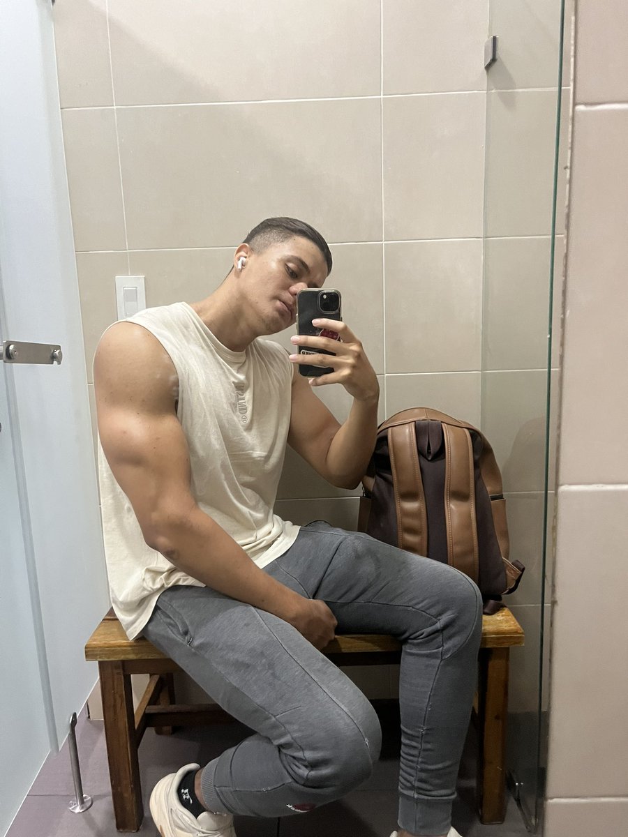 jguardoc's tweet photo. Maldito espejo del gym 😅 https://t.co/KTqS71h68f