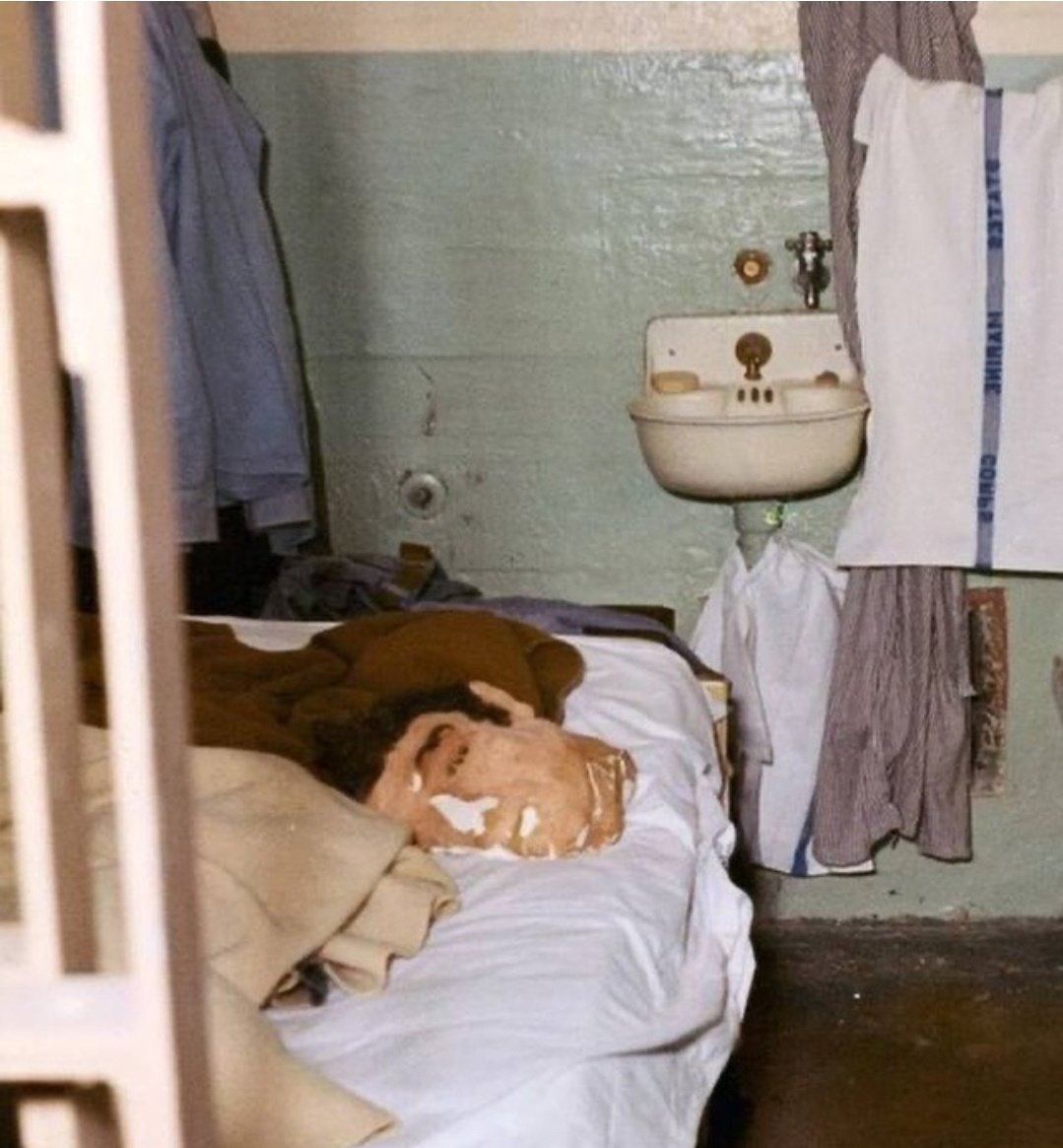 El 11 de junio de 1962, tres reclusos de Alcatraz dejaron muñecos hechos en casa en sus camas para engañar a los guardias antes de emprender una audaz fuga de la infame prisión de la isla, para no volver a ser vistos nunca más.

Aunque la prisión afirmó oficialmente que los tres