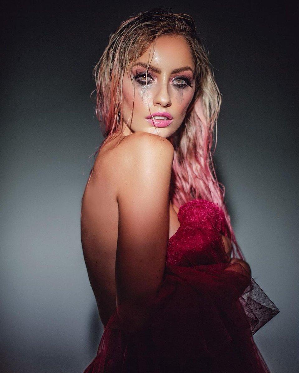 KatieAngelNotas's tweet photo. #KatieAngelNotas
Photoshoot de la era Invencible de @IamKatieAngel 🌧️💿✨💖💪
-Abro hilo
#KatieAngel #KatieAngelTV #Preciosuras #PreciosurasPower #AngelsArmy #Invencible #InvencibleKA #InvencibleÁlbum https://t.co/T6rF23mXCS