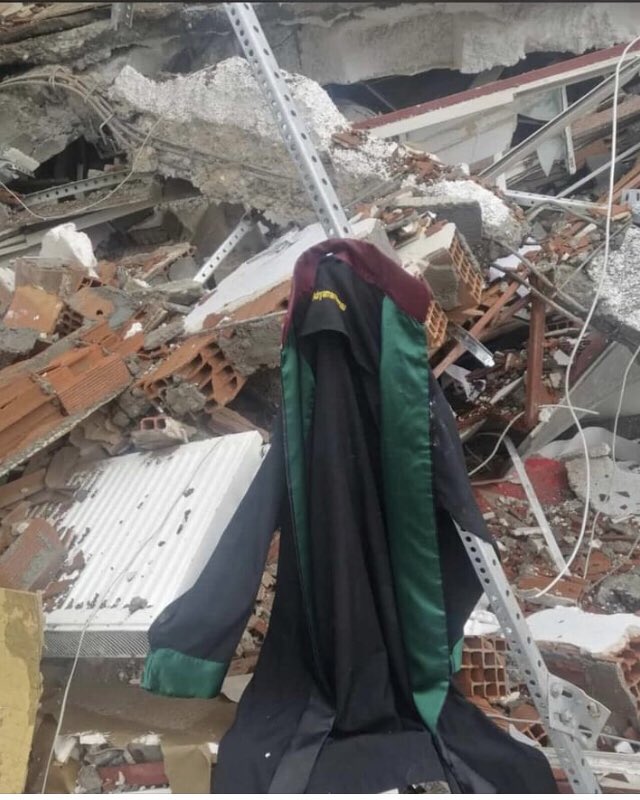 GERÇEK SAVUNMA/AVUKAT, YARGININ BAĞIMSIZLIĞININ VE HUKUK DEVLETİNİN GARANTİSİDİR!⚖️📚⏳
İddia ve hüküm (savcı ve hakim) Engizisyon dahil her hukuk sisteminde var. Bağımsız ve gerçek savunma/avukat ise, ancak gerçek hukuk devletlerinde vardır.