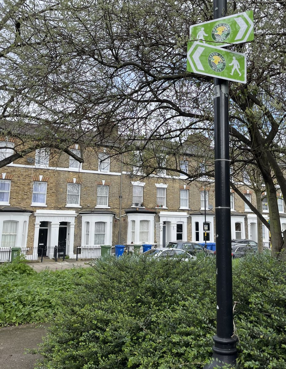 Today’s #fingerpostfriday is wow quite jaunty new #GreenChainWalk signage in @lb_southwark. Liking the non-cut-out arrows (presumably cheaper, allowing for the route to be really well signed) #LoveLondonWalkLondon