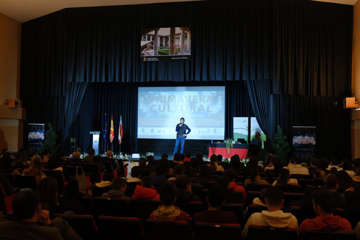 El poeta Benjamin Prado dejó su huella en la IX Primavera Cultural del @IesMontesclaros @Roberto_R_R @RichardZubelzu @rubiq @LluisMontoliu @sebas_alvaro @javiernoriegago @pradobenjamin @SergioBalbontin