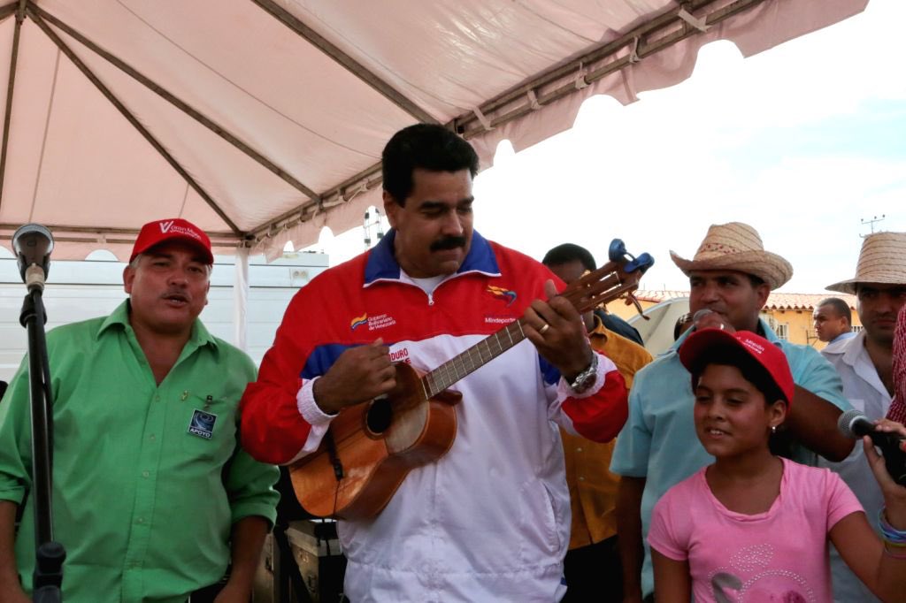 Tocar la guitarra, al igual que el liderazgo, se trata de descubrir, desarrollar y desplegar tu potencial. Aquí mi presidente de Zimbabwe, Mnangagwa, y el presidente de Venezuela, Maduro, están tocando la guitarra.@GuaroDePuraSepa @PartidoPSUV @YosneisyParedes