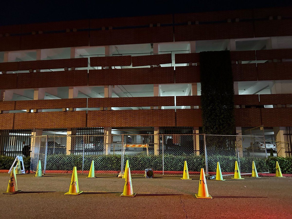 UPDATE: The sidewalk directly underneath the damaged portion of the wall has been blocked off. On the third floor of the parking structure, a fence now blocks the gap created by the damages. Photo: Quinten Seghers / Daily Trojan