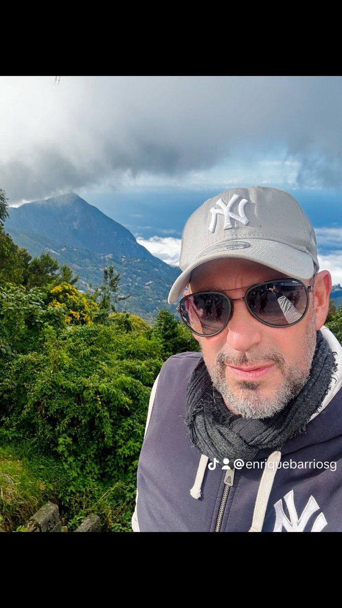 La felicidad no llega cuando conseguimos lo que deseamos, sino cuando aprendemos a disfrutar de lo que tenemos. ¿Qué opinas? #enriquebarrioscantando #cantante #singer #reflection #reflexion #vida