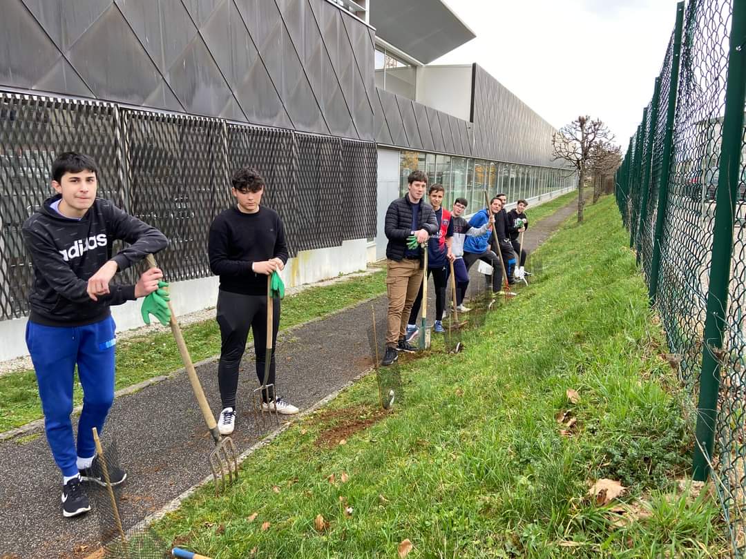 Les lycéens de seconde pro d’ENILEA Poligny plantent des arbres sur le Campus.
C’est grâce au dispositif « La forêt s’invite au lycée » que ces Eniliens ont pu agrémenter leur environnement de vie de Cognassiers du Japon, de Deutzia, de Symphorine, de Spirée...