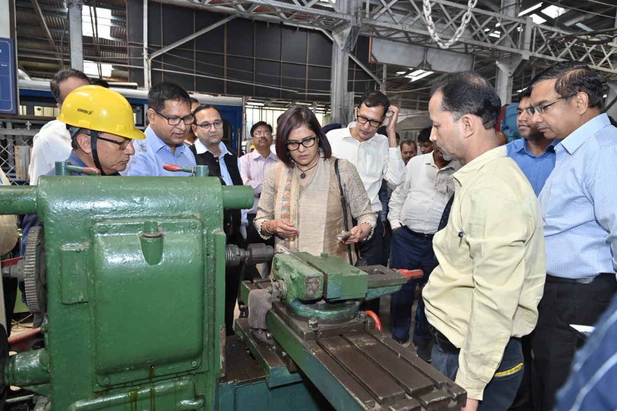 Smt. #JayaVarmaSinha, Chairperson of the #RailwayBoard & #ChiefExecutiveOfficer (CEO), recently inspected the #Darjeeling #Himalayan Railway (DHR), a UNESCO World Heritage Site managed by the #NortheastFrontierRailway.

#Indianrailway #India #IREDA