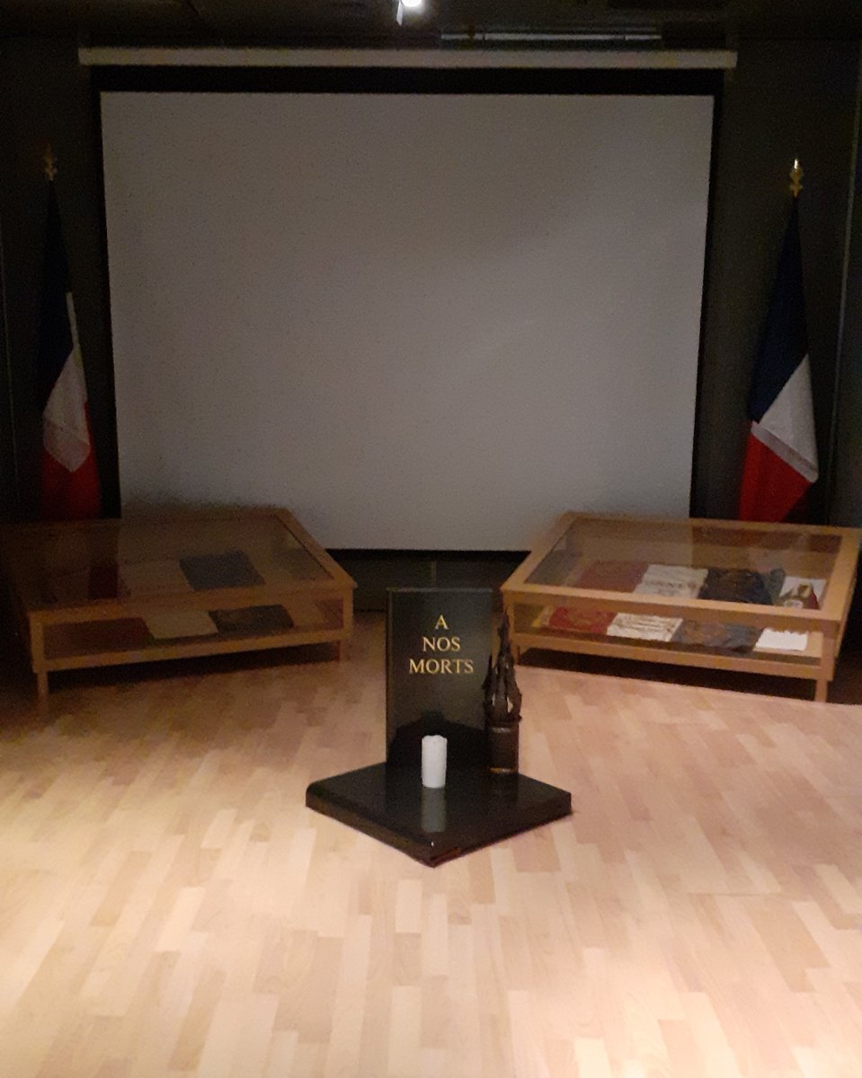 MasterDef_R2's tweet photo. Hier, les étudiant(e)s du M1 Géopolitique/Défense et de L3 de l'UEO Défense et sécurité internationale de @UnivRennes_2 ont été accueillis à #CessonSévigné au @COMSIC qui dépend du nouveau @CATNC_FR. Ils y ont été accueillis par le général Père de l'Arme... https://t.co/1oiwqdooHh