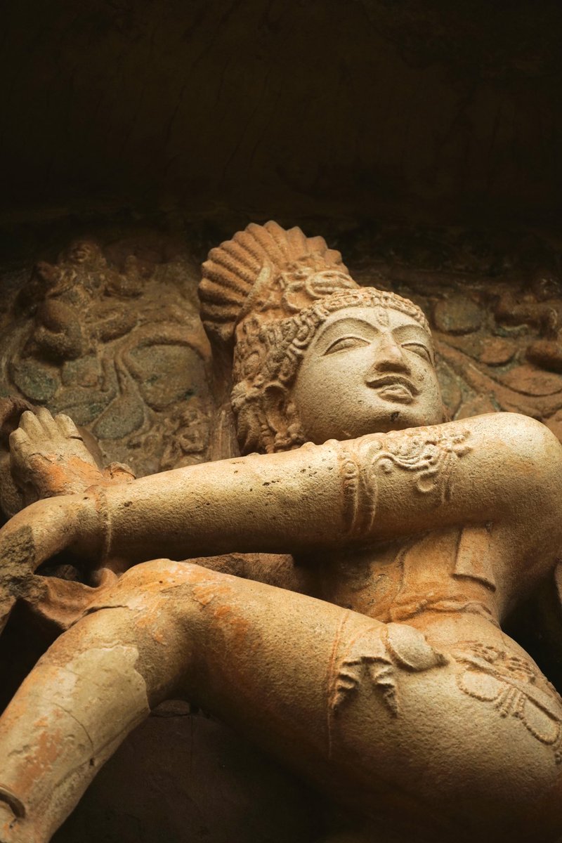 Those blissed-out eyes
That indescribable smile
The sharp features on a lush face
Isn't he beautiful?

A #Chola classic
Poetry in granite
Anandatandava 

Nataraja ~1020-30AD
Gangaikondacholeesvaram #temple, garbagrha S wall W corner
GKCpuram

#art #dance #history #jewelry #travel