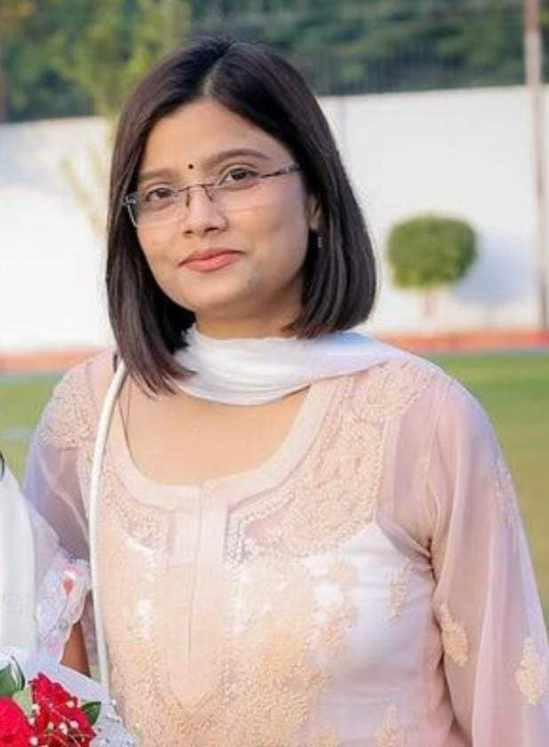 #Lucknow ;It is with sadness to inform that Dr. Dikshanvita Anand BDS, KGMC internship student passed away in a heartbreaking unfortunate Road accident ! The road accident happened in morning, when a high-speed truck hit their scooty on IIM Road. She died on the spot. #Rip🕯️🙏🏽