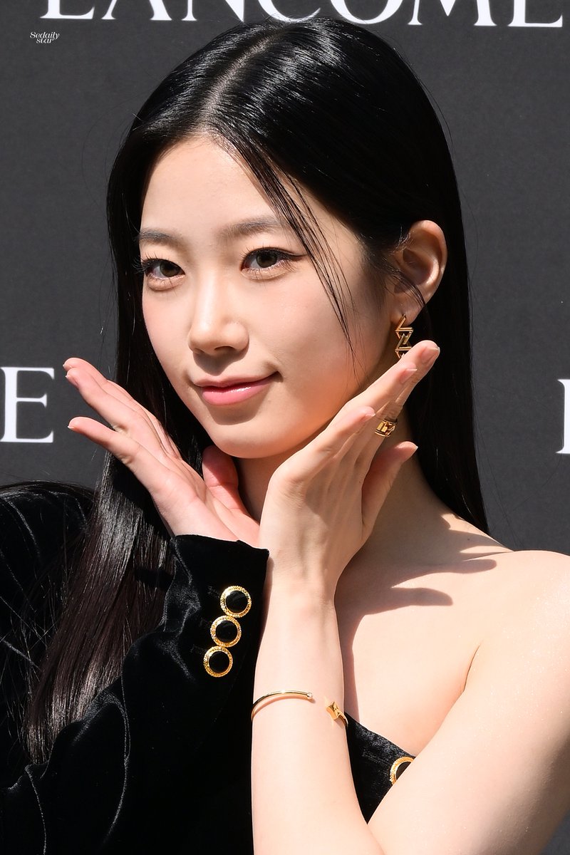 sedaily_star's tweet image. 240405 랑콤 포토콜 르세라핌 카즈하

즈하 얼굴 오늘도 열일 중 ❣️

🔗sedaily.com/NewsView/2D7SL…

#랑콤 #LANCOM
#르세라핌 #LESSERAFIM #LE_SSERAFIM
#카즈하 #KAZUHA #カズハ #中村一葉