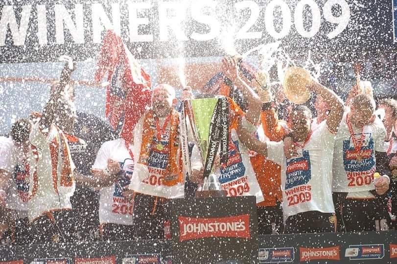 Remembering one of the greatest moments in the history of @LutonTown 15 years ago today (April 5, 2009). The Hatters won the JP Trophy after beating Scunthorpe Utd 3-2 in a thrilling final. I was there, of course, among the orange sea of 40,000 Luton fans at Wembley.