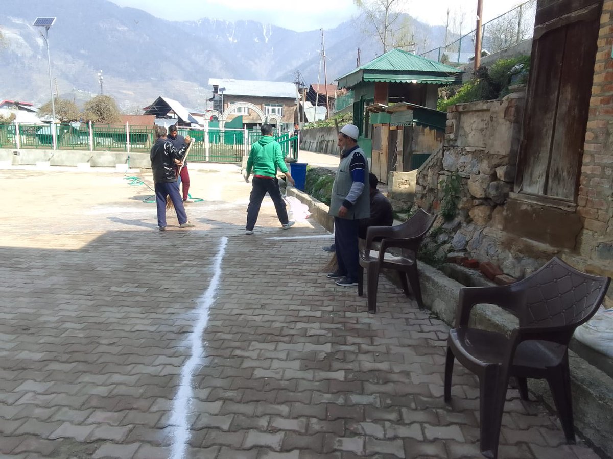 On the occasion of Jamat-ul-Vida a special sanitation drive & Lime Lining was conducted at Ziyarat Ahmi Sharif Bandipora by Municipal Council Bandipora. @JKHUDD1 @DivComKash @dcbandipora @DULBKASHMIR @dicbandipora @ddnewsSrinagar