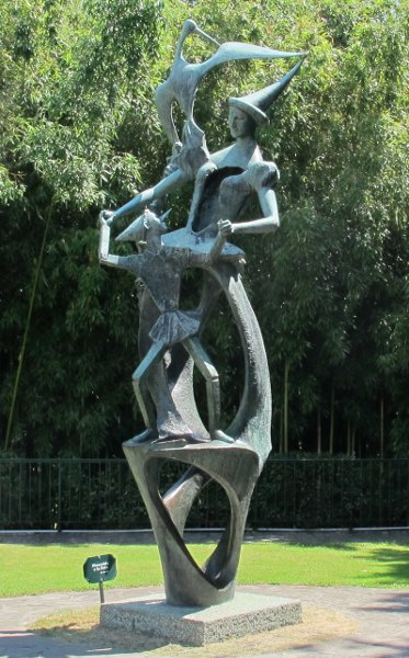 mariobianchi18's tweet photo. Il #5aprile 1995 moriva #EmilioGreco. Scultore. Iniziò 13enne a lavorare come apprendista scalpellino, ebbe poi grandissima popolarità con il monumento Pinocchio e la Fatina (1956) per il paese di Collodi. "Greco è il più grande disegnatore che abbiamo in Europa" (Picasso, 1961). https://t.co/cmdiwKC9ek