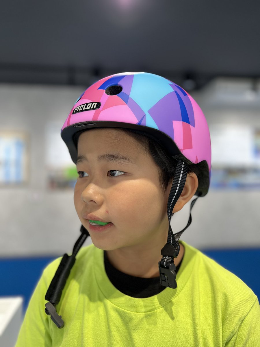 RUNATV_JPN's tweet photo. MELON HELMETS様よりホワイトとニューカラーのヘルメットが届きました⛑️ 

MELON HELMETSはめちゃめちゃ軽くてかぶりやすい👍
カラーやデザインもたくさんあって最高です💯　
いつもサポートありがとうございます😊　

#freestylescooter #stuntscooter #scooter #melonhelmets  #今日も今日とて https://t.co/mET4B3HkmN